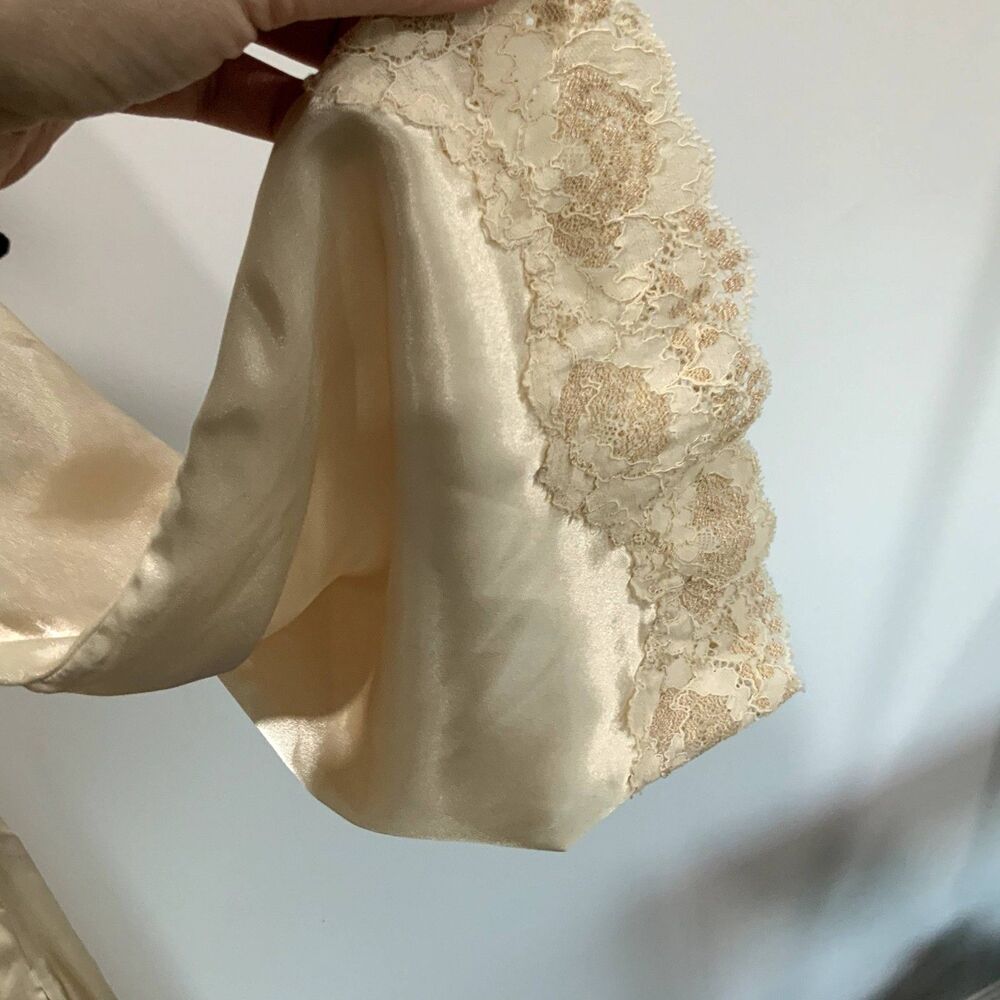 Vintage Victoria Secret Robe in Color Champagne w/Lace Trim Size M/L - Picture 2 of 14